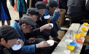 Ăn cỗ đám ma, 6 người chết, hàng loạt người nhập viện