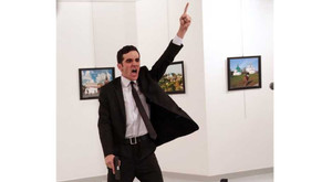 Ảnh khủng bố bắn Đại sứ Nga bị phản đối đạt giải World Press Photo 2017