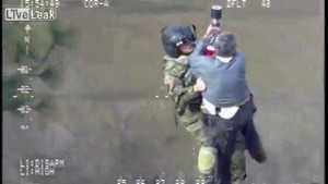 Clip: Vệ binh quốc gia Mỹ đu dây từ trực thăng, giải cứu cụ ông trong biển lũ