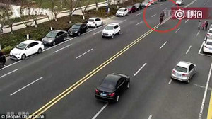 Ô tô hất tung người cưỡi ngựa chạy ngược chiều