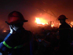 Đang cháy dữ dội xưởng quân tư trang ở Hà Nội