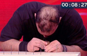 'Dị nhân' dùng đầu đóng 38 cây đinh trong 2 phút