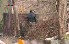 Hà Nội: Trinh sát hóa trang, ghi hình 'quý ông' tiểu bậy