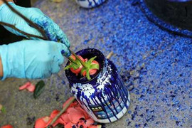 Hé lộ cách tạo hoa hồng xanh có giá đắt gấp đôi hoa hồng đỏ