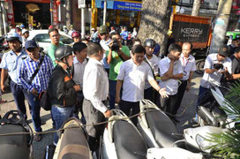 Bị 'cướp' vỉa hè, lãnh đạo quận 'đòi' lại đường cho người đi bộ