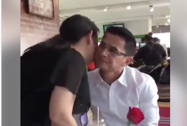 Phản ứng như 'soái ca' của Kiatisak khi được fan nữ tặng hoa ngày Valentine