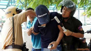 Thanh niên giấu ma túy đá vào quần lót hòng thoát chốt 141