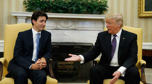 Thủ tướng Canada lưỡng lự khi Tổng thống Trump đề nghị bắt tay