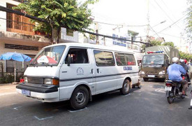 Xe biển xanh chở bia tông gãy chân người đi đường