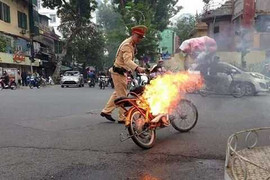 Đang đi trên đường, xe đạp điện bất ngờ bốc cháy