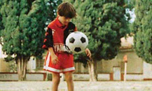 Xem những pha đi bóng ma thuật của Messi ở tuổi lên 8