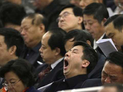 Hàng loạt quan chức ngủ gật trong cuộc họp chấn chỉnh thói lười biếng