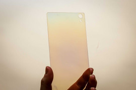 Smartphone màn hình kim cương đầu tiên trên thế giới