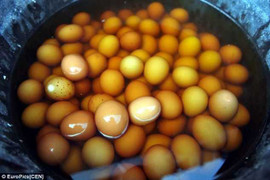 Trứng luộc bằng nước tiểu bé trai đắt hàng ở Trung Quốc