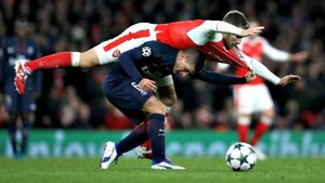 Arsenal lỗi thời tại Champions League: Từ chức thôi, Wenger!