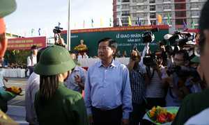 Bí thư Đinh La Thăng tiễn thanh niên Sài Gòn lên đường nhập ngũ