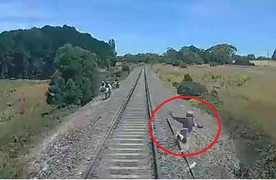 Biker nhảy khỏi môtô mắc kẹt trên đường ray, thoát chết trong gang tấc