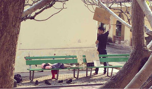 Clip cha loay hoay tìm cách che nắng cho con ngủ trưa lay động cư dân mạng