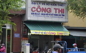 Điều tra 2 kẻ bịt mặt cầm súng cướp đại lý vé số ở TP.HCM