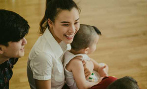 Hoàng Oanh cùng bố đến Tây Ninh trao tặng quà cho trẻ em kém may mắn