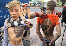 2 nam thanh niên có hình xăm rồng vứt xe máy khi thấy cảnh sát