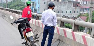 Mức phạt cao, vì sao nhiều người Hà Nội vẫn 'tè bậy'?