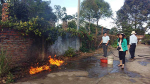 Nước sinh hoạt bỗng nổi váng, bốc cháy dữ dội ở Đắk Lắk