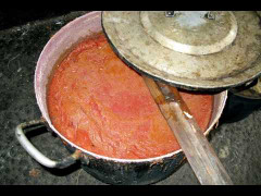 Rùng mình quy trình sản xuất tương ớt giá rẻ vài ngàn đồng một lít