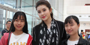 Á hậu Huyền My chụp ảnh ‘tự sướng’ cùng sinh viên Thủ đô