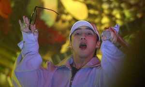 Sơn Tùng được vệ sĩ hộ tống khỏi vòng vây hàng nghìn fan