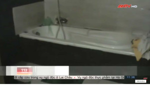 Theo chân công an bắt quả tang nhân viên khỏa thân, kích dục khách trong ổ mát-xa trá hình