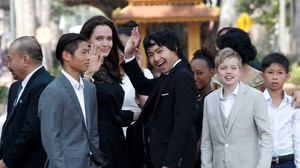 Angelina Jolie và các con xuất hiện trên thảm đỏ ở Campuchia