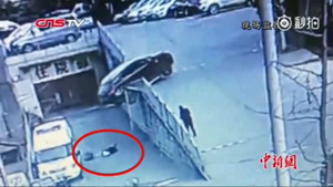 Clip: Nữ tài xế lùi ôtô bất cẩn, húc 2 mẹ con ngã xuống cầu thảm khốc