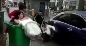 Giật mình vì tiếng pháo nổ, chú rể ném luôn cô dâu vào thùng rác