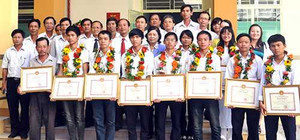 Nghịch lý giáo dục Việt Nam: Nghèo lại học giỏi, nhưng học giỏi tại sao vẫn nghèo?