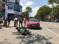 Vượt đèn đỏ, người phụ nữ đi xe máy bị xế hộp hất văng lên nắp capo