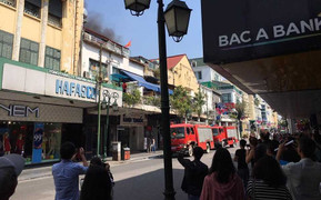 Trẻ nghịch lửa, nhà trên phố đi bộ Hà Nội bốc cháy ngùn ngụt