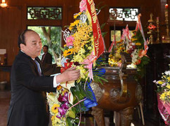 Thủ tướng dâng hương tưởng niệm Chủ tịch Hồ Chí Minh