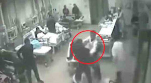 Cấp cứu bệnh nhân, bác sĩ bị người nhà đánh tới tấp