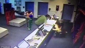 Chàng trai dùng một tay đỡ bé 3 tuổi đang rơi trong chớp mắt