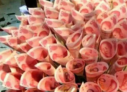 Người đàn ông bỏ 10.000 nhân dân tệ làm bó hoa tiền tặng bạn gái