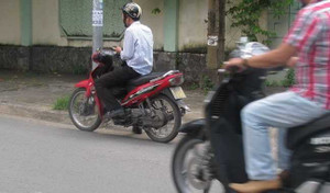 Phẫn nộ 2 thanh niên tông bà cụ rồi lén bỏ ở vỉa hè đến chết