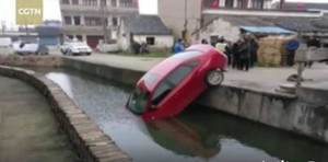 Tài xế lơ đãng, ô tô tự đâm đầu xuống sông