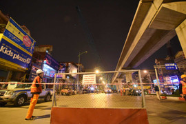 Video: Dân Thủ đô háo hức xem cẩu đầu tàu lên ray đường sắt Cát Linh - Hà Đông