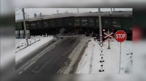 Video: Xe tải cố tình lao qua gây tai nạn thảm khốc giữa đường sắt