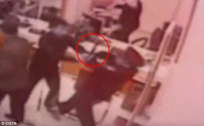 Cầm dao đi cướp ngân hàng bị bảo vệ già tay không hạ gục