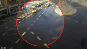 Liều lĩnh băng qua đường đón xe điện, cô gái bị ô tô hất tung