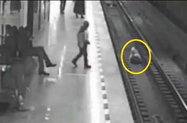 Clip: 'Người hùng' lao xuống đường ray, cứu mạng cậu bé trong gang tấc