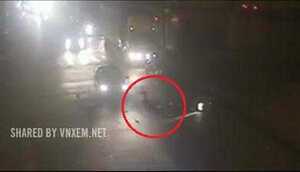 Clip: Xe máy cố tình vượt đèn đỏ, bị ôtô tông văng xa