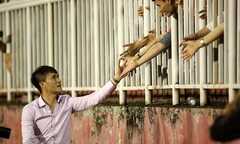 Công Vinh tặng CĐV Long An vé đi du lịch Thái Lan